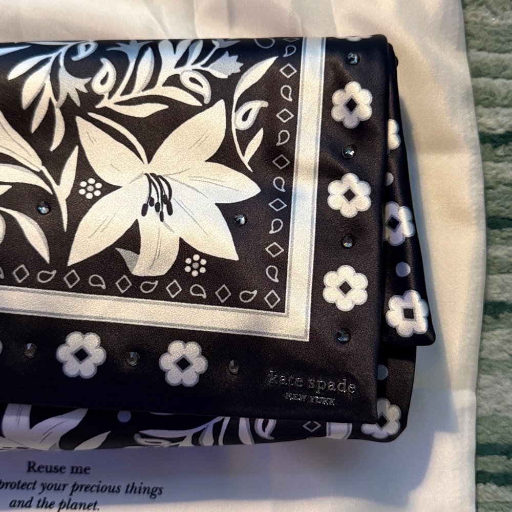 🆕 Kate Spade fold bandana printed clutch - Picture 4 of 8